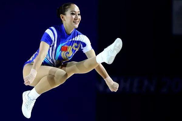 必威体育官网-健美操比赛中，美国选手优美表演(下列哪一项不是健美运动的实用功能)