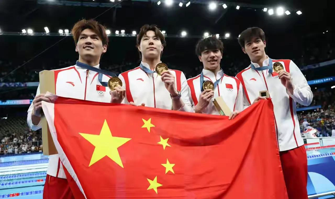 德国游泳选手力压群雄，夺得冠军！